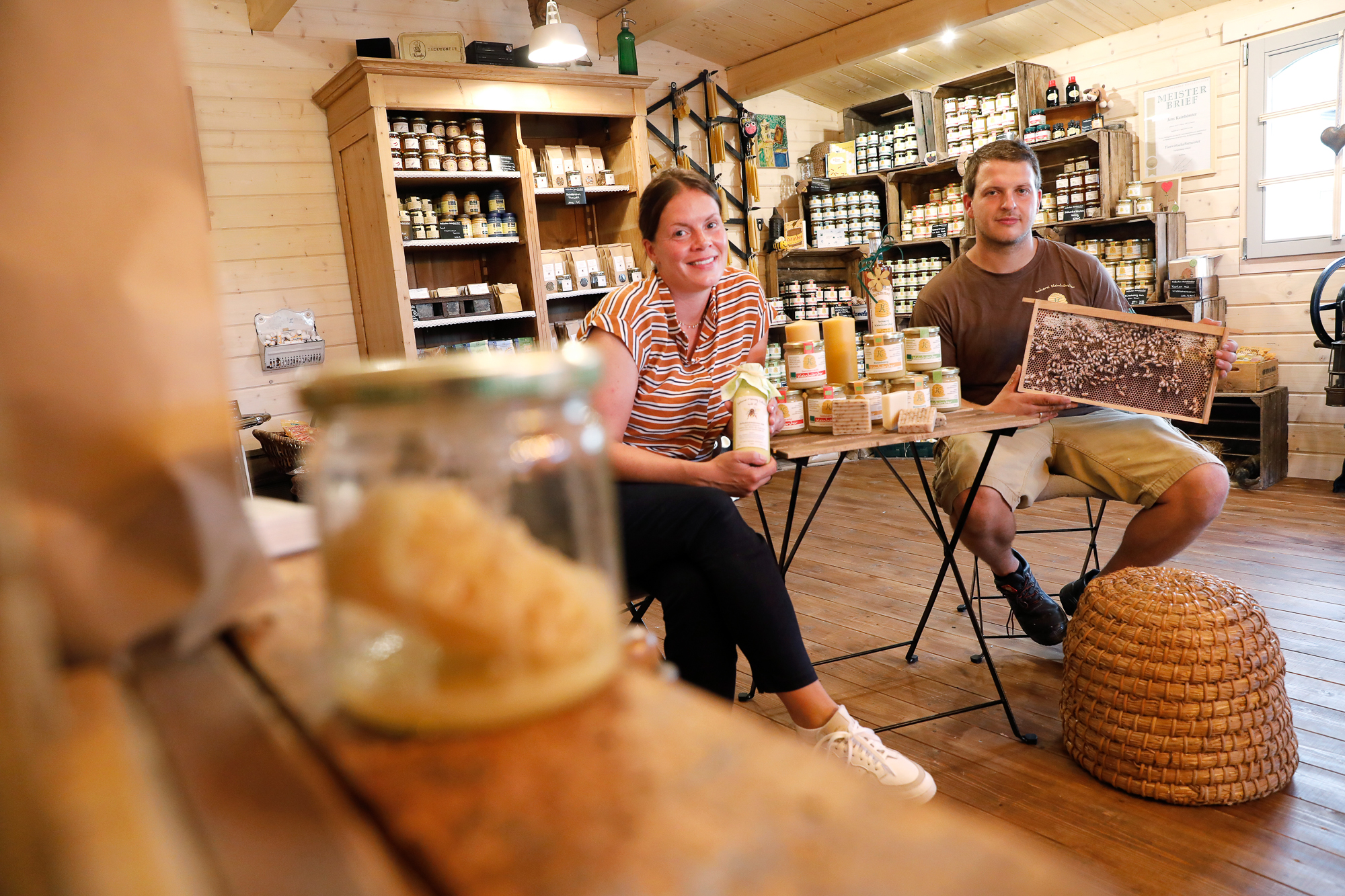 21.08.2020
Reckllinghausen
Imkerei Keinhörster
Imkermeister Jens Keinhörster und Frau Zarah
Bienenhonig , Honig , Imker , Bienenkasten
foto: marco stepniak