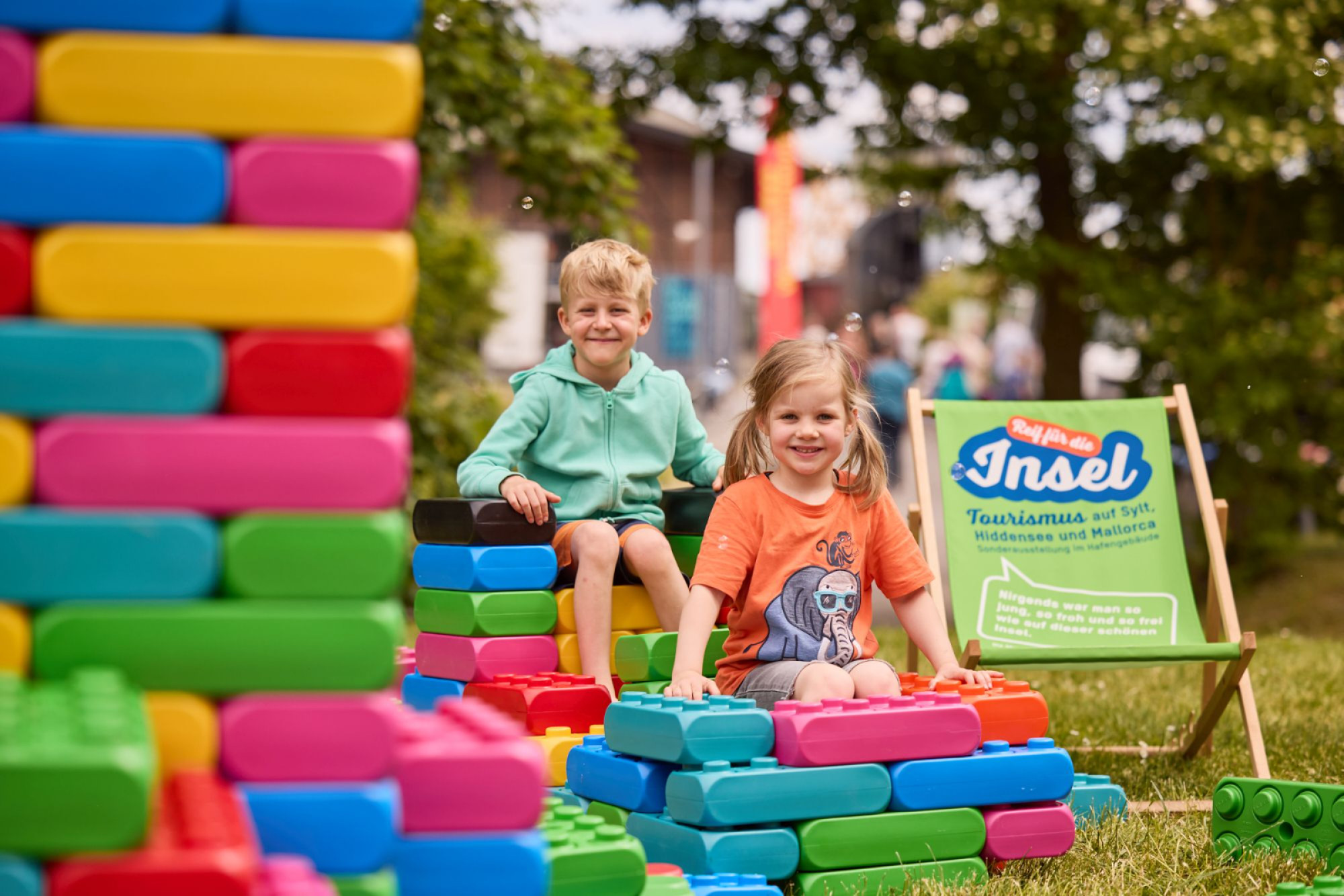 Auf der Festwiese und am Wasserspielplatz können sich die jungen Besucher:innen austoben. Foto: LWL/ Julia Gehrmann