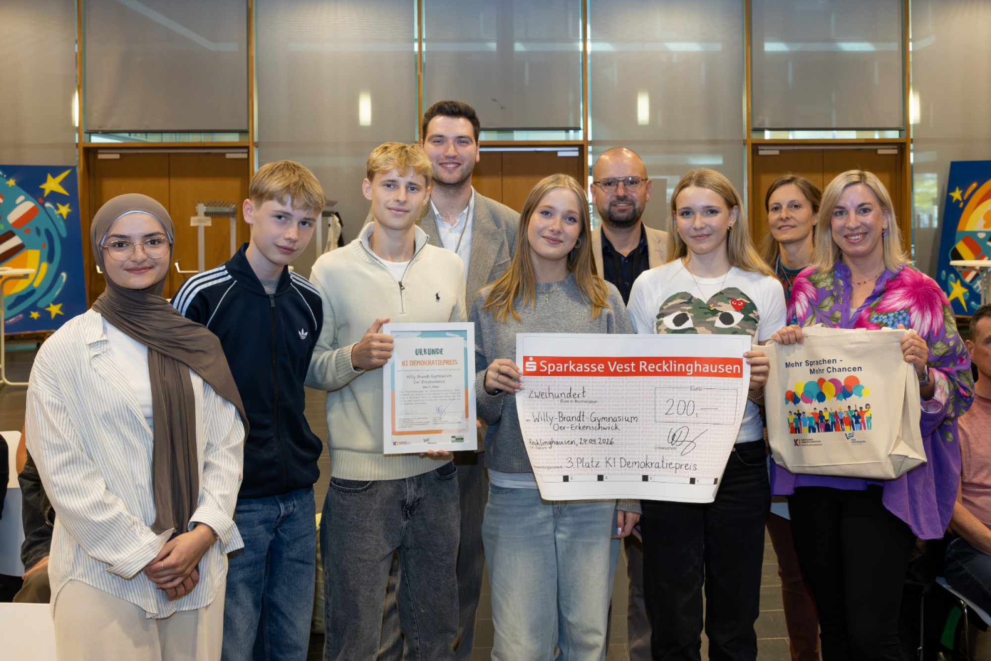 Schülerinnen und Schüler des Willy-Brandt-Gymnasiums Oer-Erkenschwick mit Lukas Walter vom Kommunalen Integrationszentrum, Kreisdirektor Dominik Schad, Regionalkoordinatorin Lotte Schelleckes (hinten v.l.n.r.)